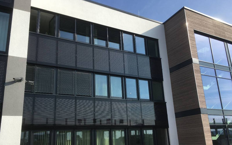 Fassadenmontage der Photovoltaik-Module